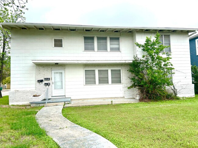 Building Photo - **COMING SOON** Lovely 2 Bedroom / 1 Bath ...