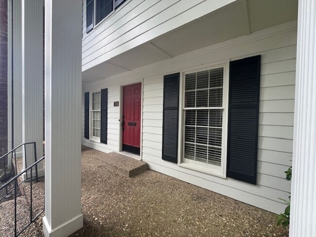 Building Photo - 2805 Foxcroft Rd