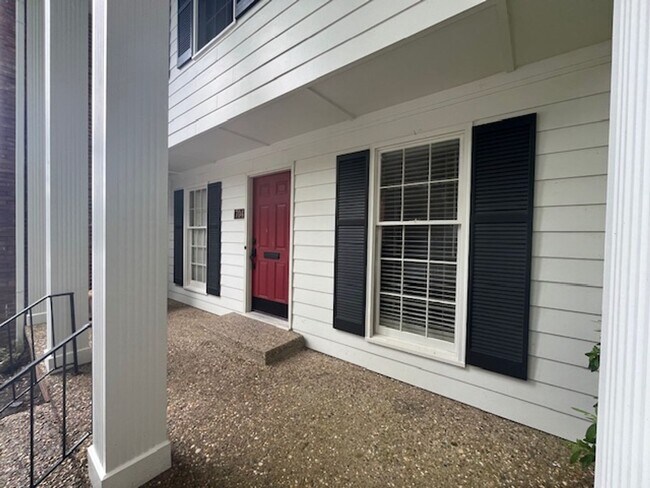 Foto del edificio - 2805 Foxcroft Rd