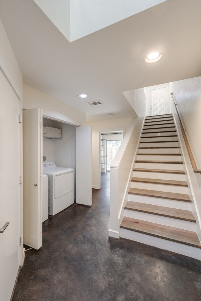 Building Photo - 807 Robin St