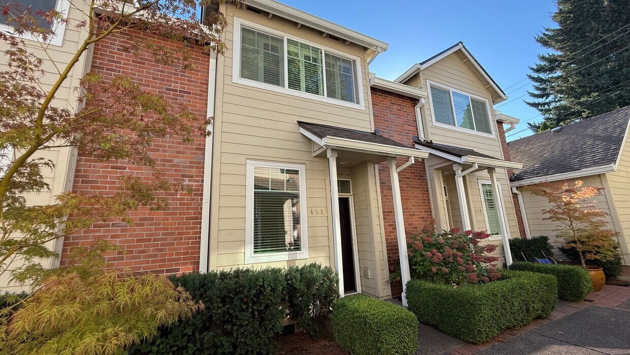 Primary Photo - Charming Townhouse in Coveted Downtown Lak...