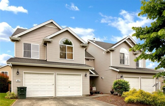 Welcome home to a 4 bed 2.5 bath duplex townhome w/ 2 car garage + fenced backyard - 3016 Pacific St.