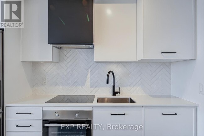 Building Photo - 899 Queen St E