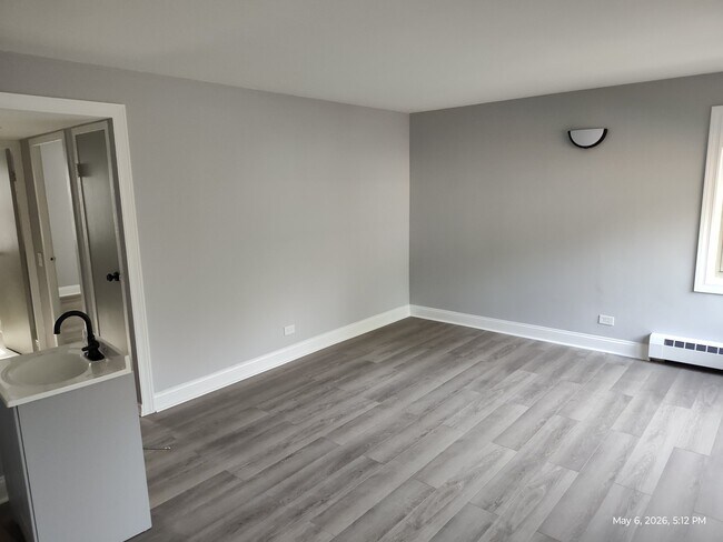 Building Photo - 2117 W Farragut Ave