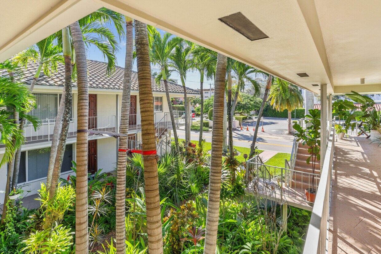 Building Photo - 301 E Royal Palm Rd