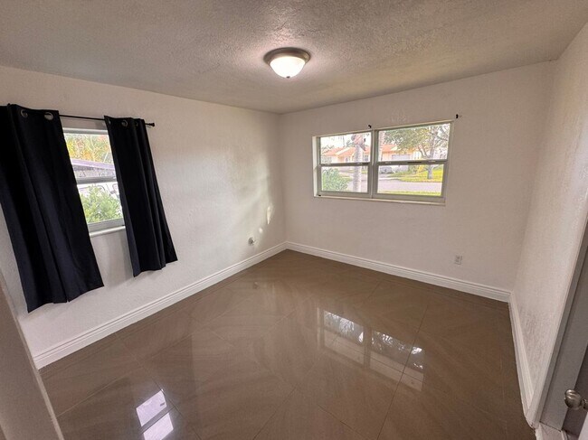 Foto del edificio - 961 NW 200th St