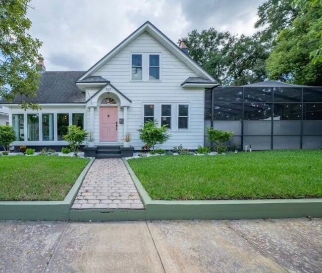 Photo - 820 W Amelia Ave House