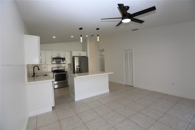 Foto del edificio - 3686 SW 147th Ct