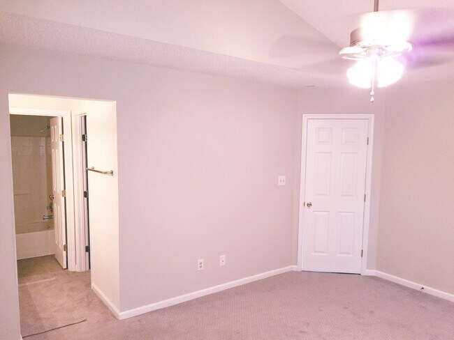 Building Photo - 2 Bedroom 2 Bath End Unit Townhome in Grafton