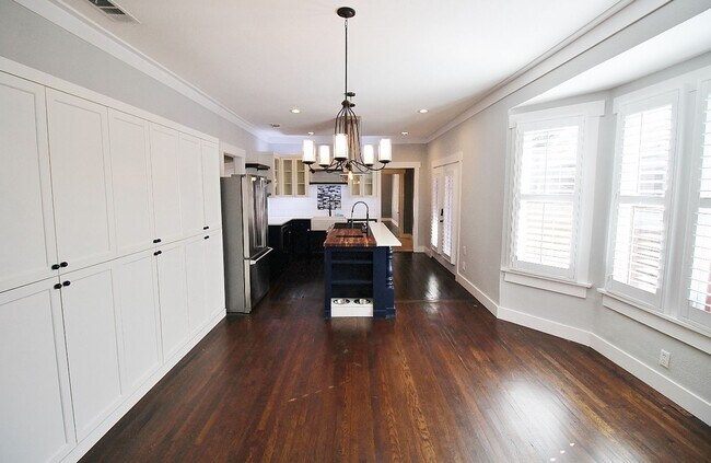 Foto del edificio - Updated and Absolutely Charming 3/2 Crafts...