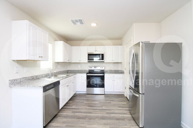 Building Photo - 9458 W Oneida Dr