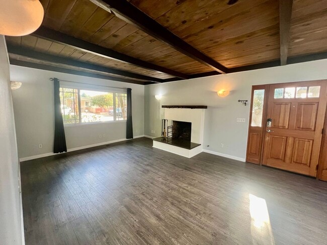 Foto del edificio - Single Family Home in Pacific Grove Neighb...