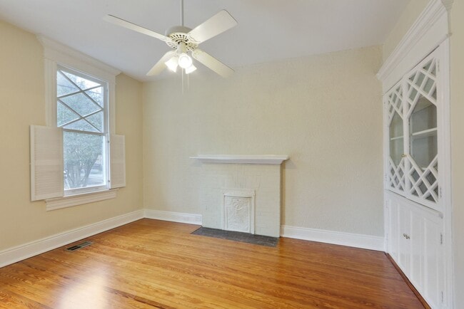 Building Photo - Fabulous University Duplex with gleaming floors and stained glass.