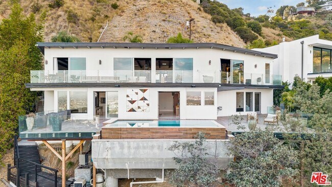 Foto del edificio - 1664 Mountcrest Ave