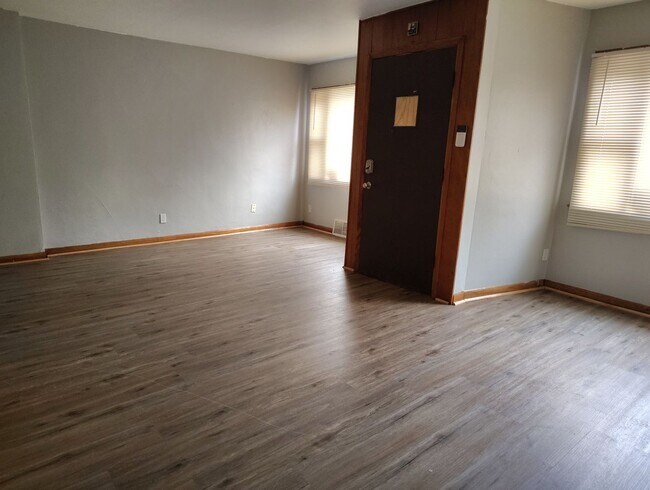 Foto del edificio - 2425-27 W Greenfield Ave