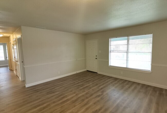 Foto del edificio - 4 Bedroom 2 bath in Valley High