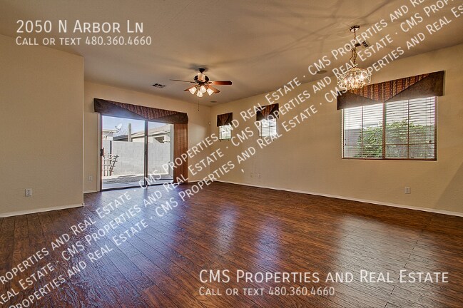 Foto del edificio - 2050 N Arbor Ln