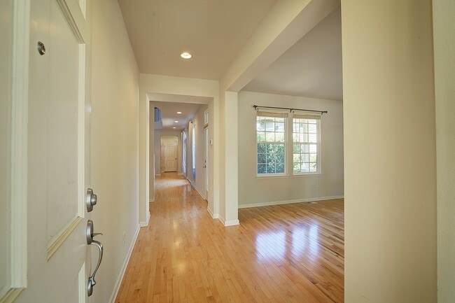 Building Photo - 3Bd/2.5Ba Redmond Home