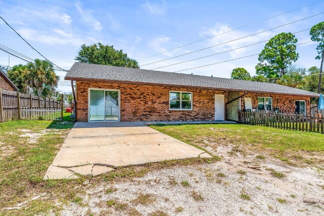Building Photo - Charming 2-Bed Duplex Retreat in Edgewater...