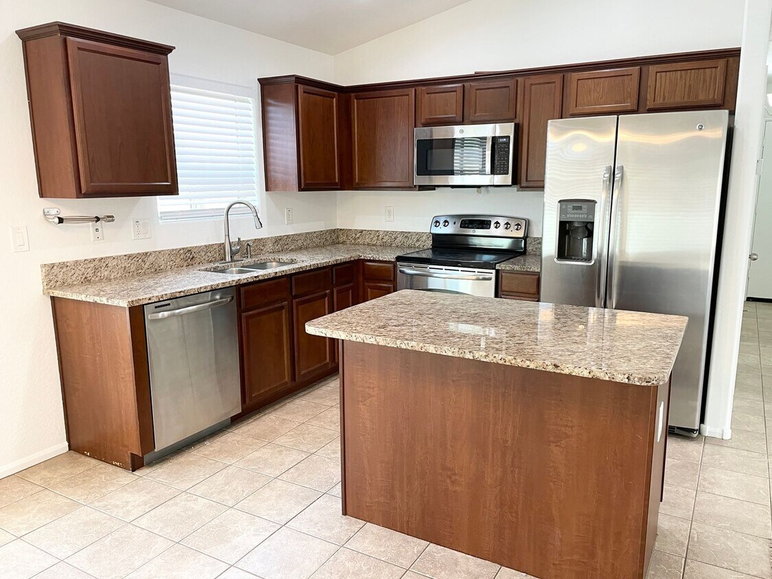 Foto principal - Beautiful 3 Bed + Office/Den, 2 Bath Singl...