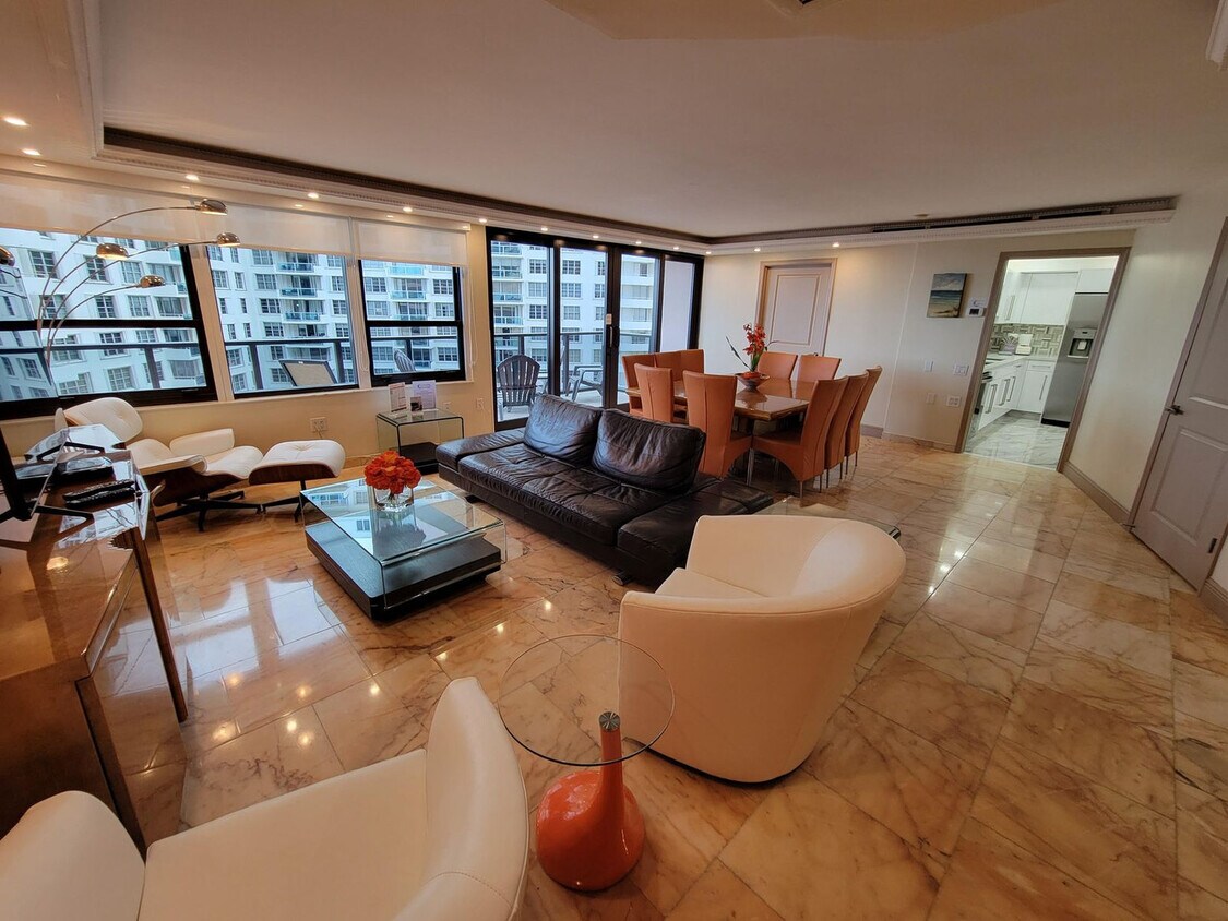 Primary Photo - 5225 Collins Ave