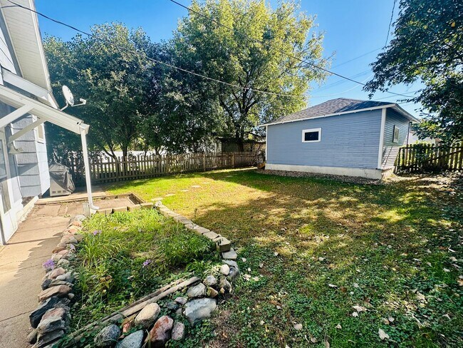 Foto del edificio - Charming 2-Bedroom Home with Hardwood Floo...