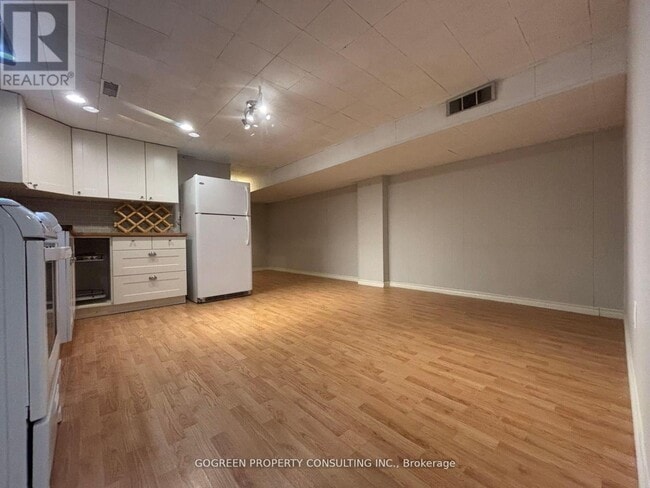 Photo du bâtiment - 192 Bedford Park Ave