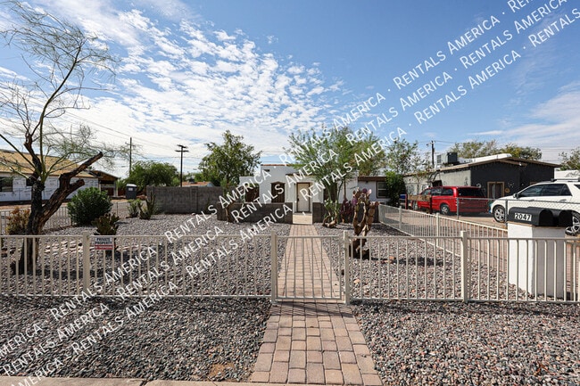 Building Photo - 2047 E Virginia Ave