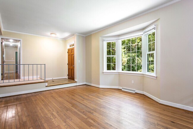 Building Photo - Beautiful 4 Bed/2 Bath Single Family Home ...