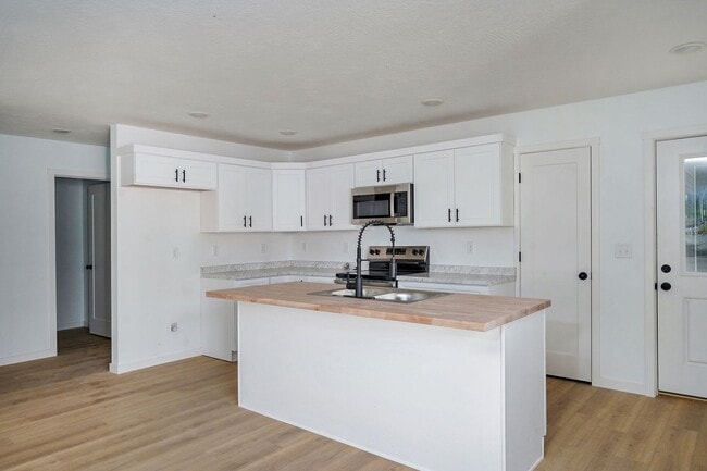 Building Photo - College students welcome! Brand new 3 bedr...