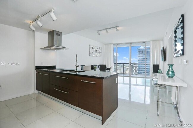 Building Photo - 485 Brickell Ave