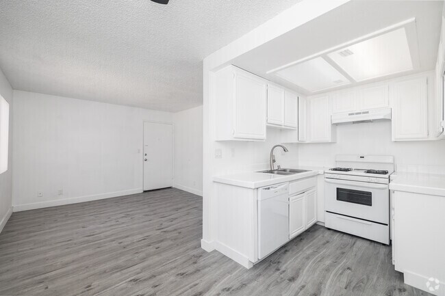 2BR, 2BA - 800SF - Kitchen - 1517 Carson St