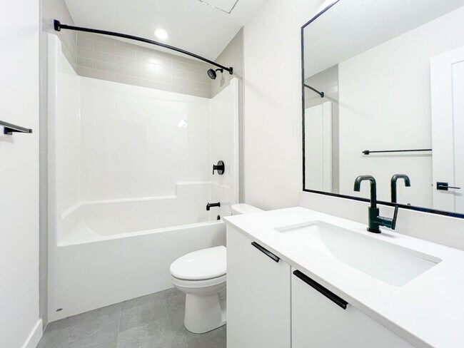 Building Photo - 9326-9153 153 St NW