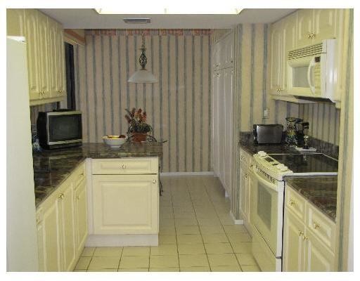 Building Photo - 8750 S Ocean Dr