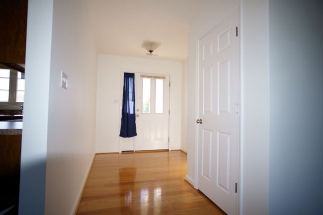Building Photo - 3 Bed/2 Bath. Master on Main. Close to shopping, US 460, and I-81