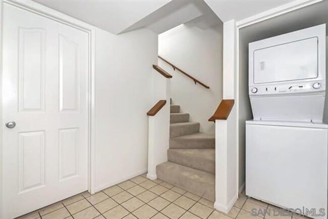 Building Photo - PB 3br Townhome $6000 to share Pacific Beach 3 Br Townhome 2 Car Garage Modern Appliances