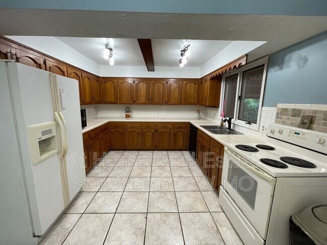 Building Photo - 2561 N Farm Rd 97
