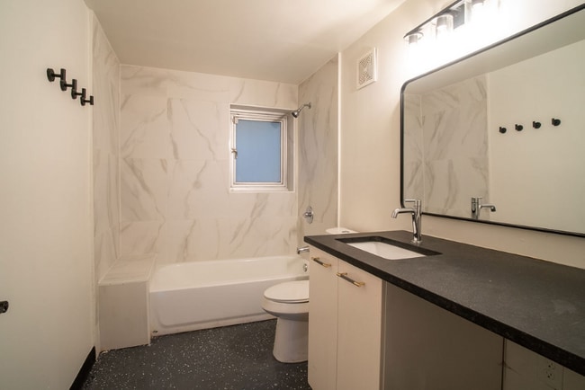 Building Photo - 15 Burbank Dr SW