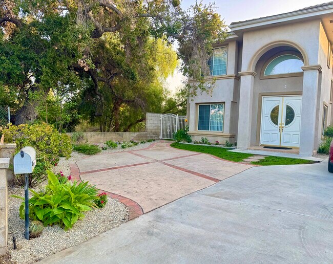 Patio delantero con 2 plazas de aparcamiento. - 27 Hampton Ct