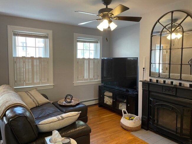 Building Photo - 368 E St