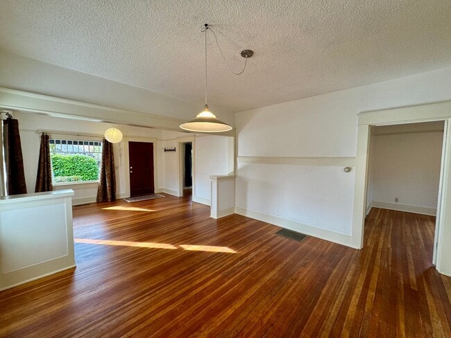 Foto del edificio - Beautiful 4 Bedroom, 2 Bath with Bonus Room in the Whiteaker Neighborhood!