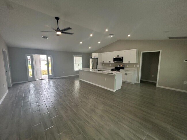 Foto del edificio - $1000 OFF THE FIRST MONTHS RENT: Available Now!! Brand New Construction 4/3