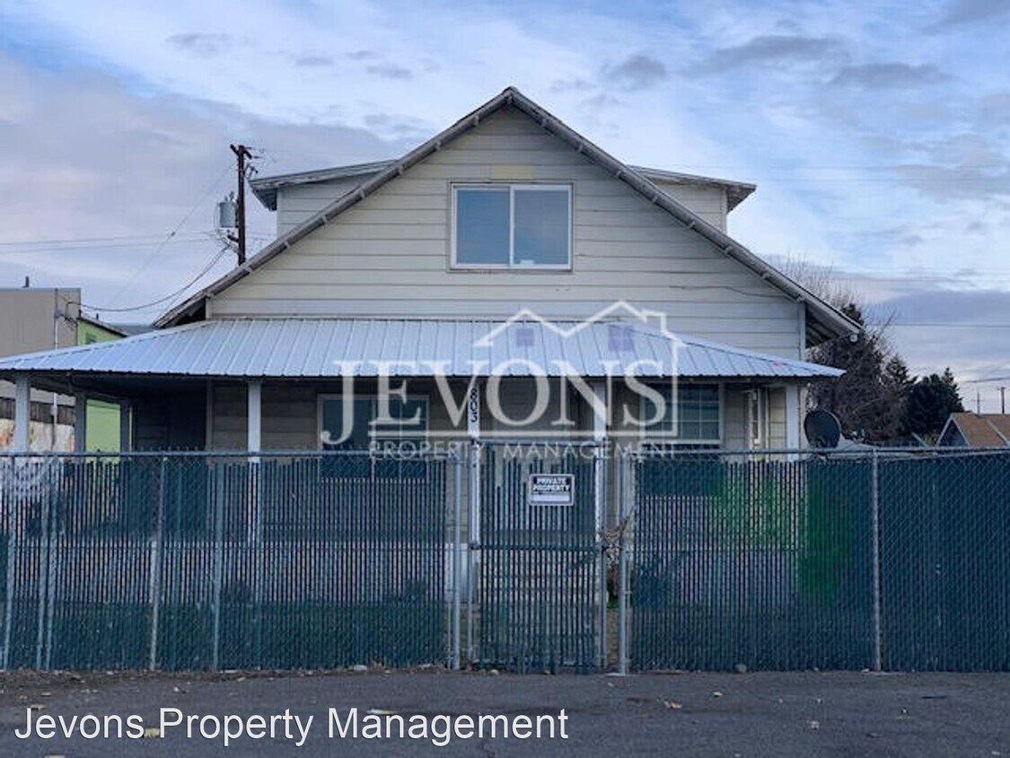 3 br, 2 bath House 803 S 3rd St House Rental in Yakima, WA