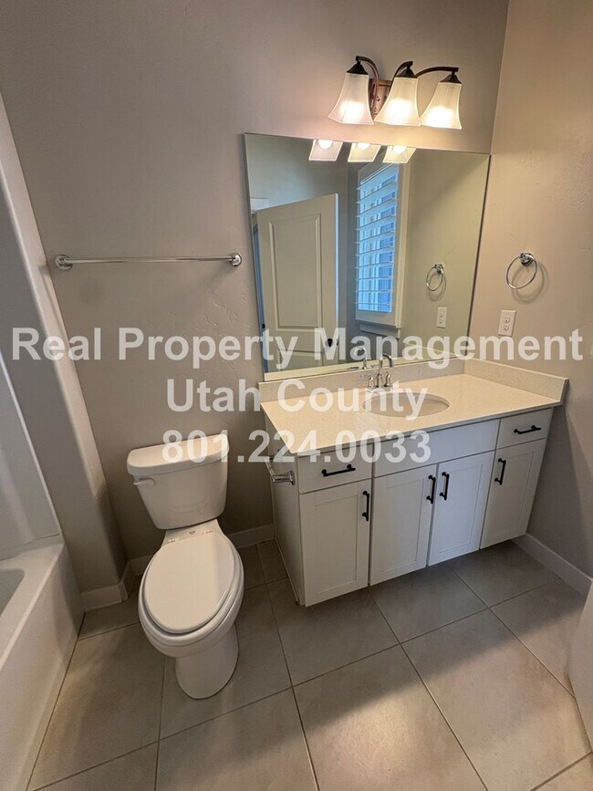 Building Photo - Large home in Saratoga Springs