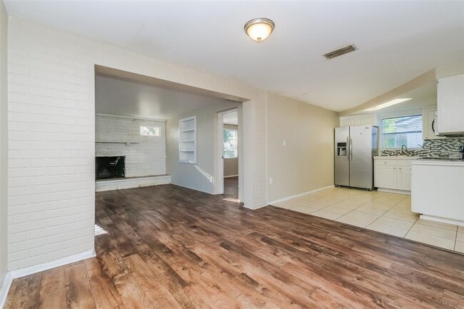 Building Photo - 1050 Normandy Blvd