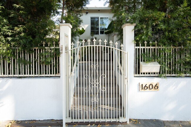 Foto del edificio - 1606 Myra Ave