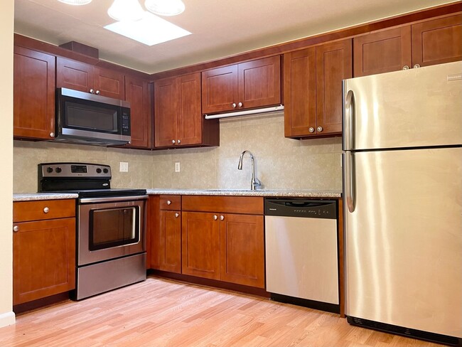 Building Photo - Recently Remodeled 2 Bed 1 Bath Condo