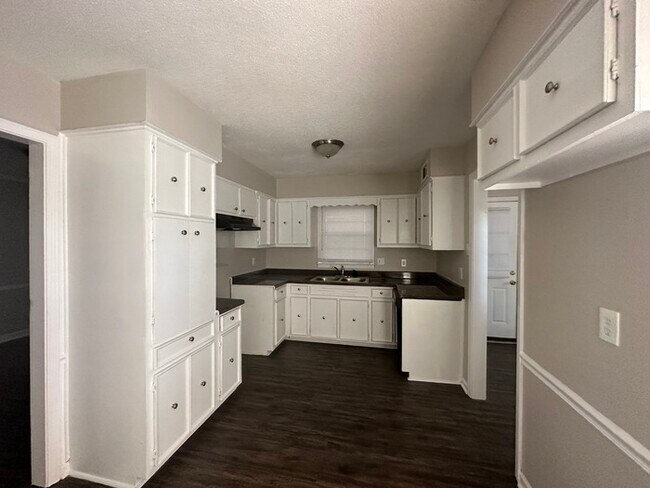 Building Photo - 5377 Fleetway Ave - Available Now!