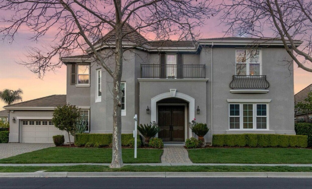 Foto principal - Pleasanton Ridge 5 bed/5 bath, Solar, Amen...