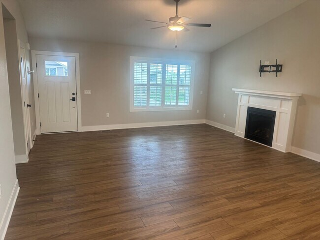 Building Photo - Great single family home!